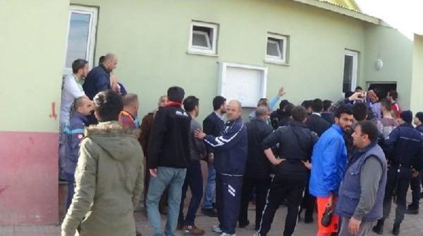 Yenilen Takımın Futbolcusu Antren&ouml;re Saldırdı
