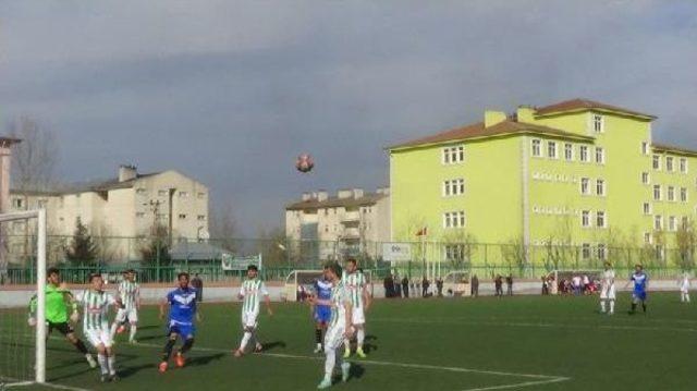 Yenilen Takımın Futbolcusu Antrenöre Saldırdı