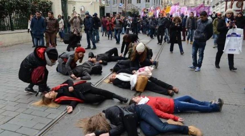 İstiklal Caddesi'nde Kadın Cinayetlerini Resmettiler