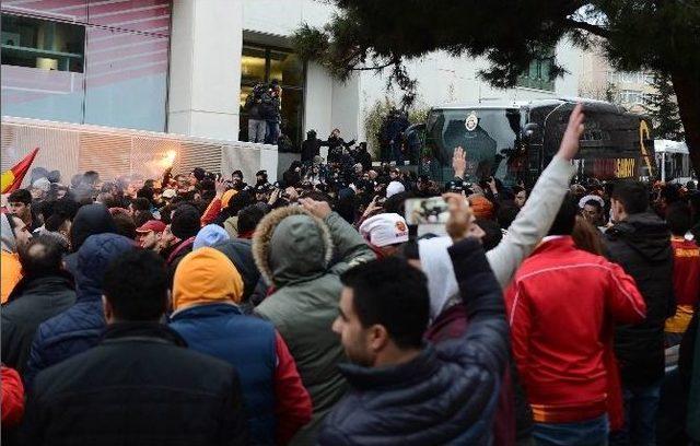 Galatasaray Kafilesi Meşaleler İle Uğurlandı 3