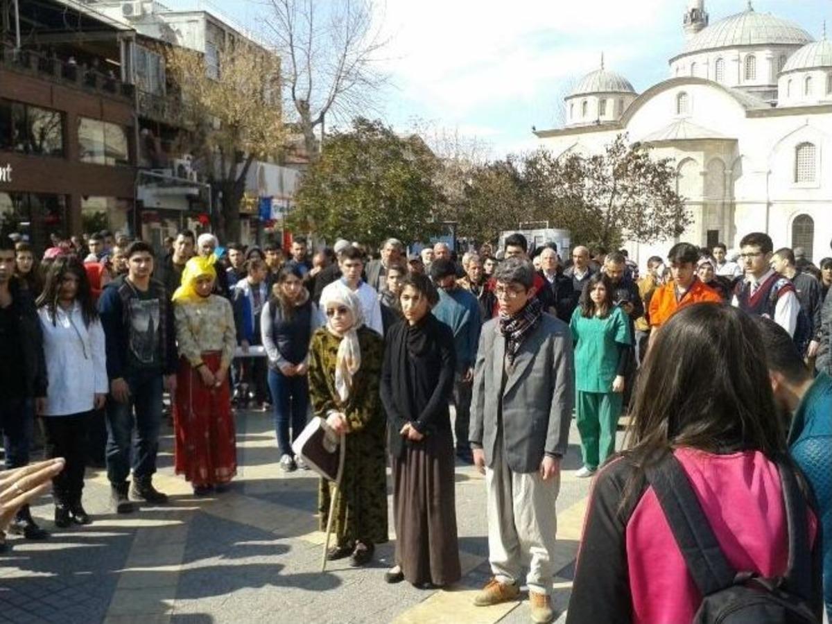 Sokak Tiyatrosuyla Kadına Şiddet Anlatıldı