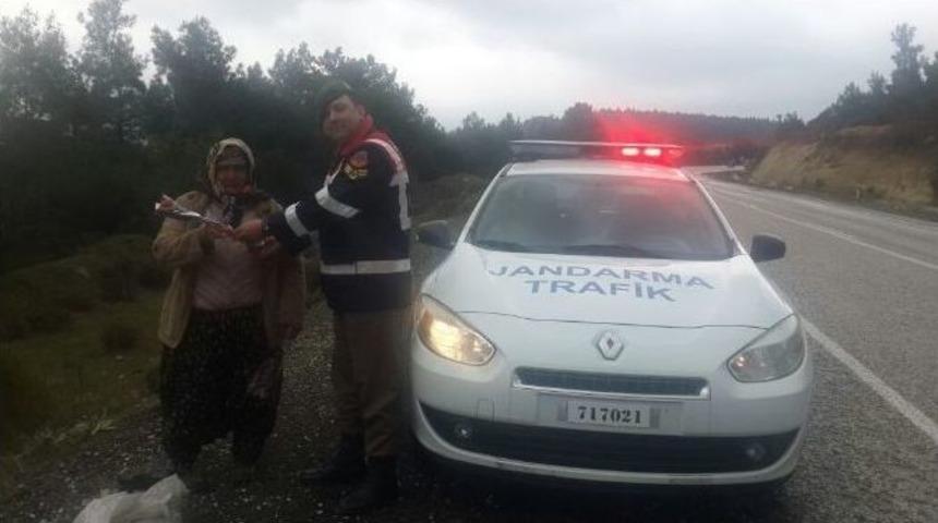 Jandarmadan Kadınlar G&uuml;n&uuml;nde &Ouml;rnek Davranış