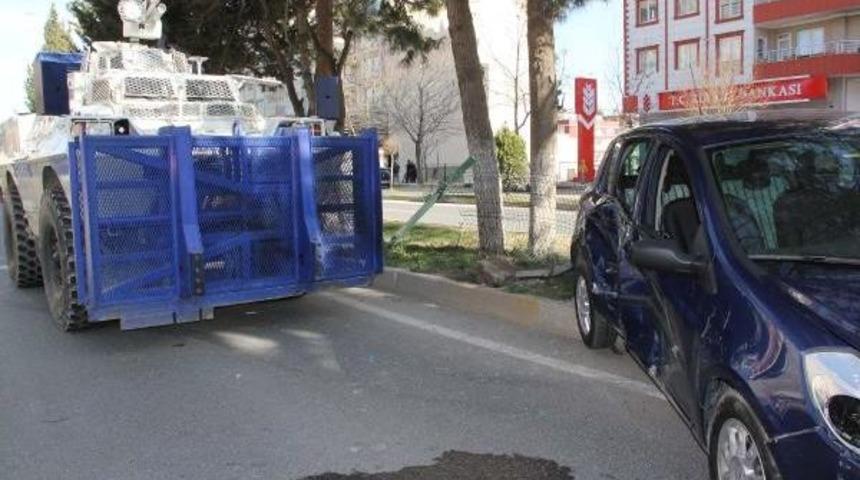 Adıyaman&rsquo;Da Otomobil Panzere &Ccedil;arptı