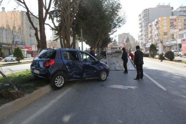 Adıyaman&rsquo;Da Otomobil Panzere &Ccedil;arptı 1