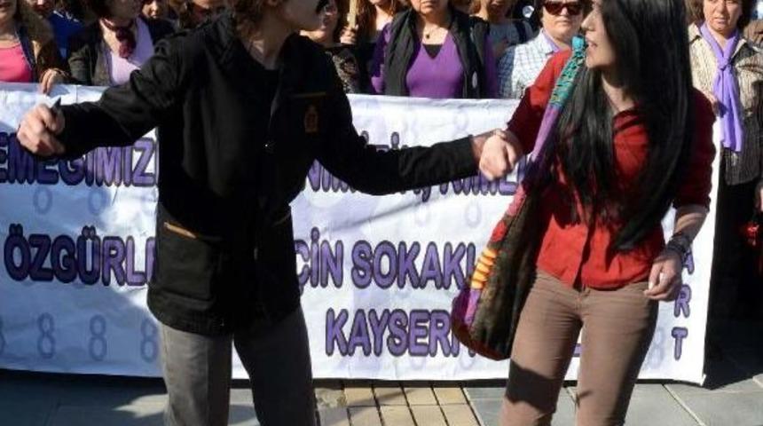 Kadına Şiddeti Eleştiren 'gelinlikli' Y&uuml;r&uuml;y&uuml;ş