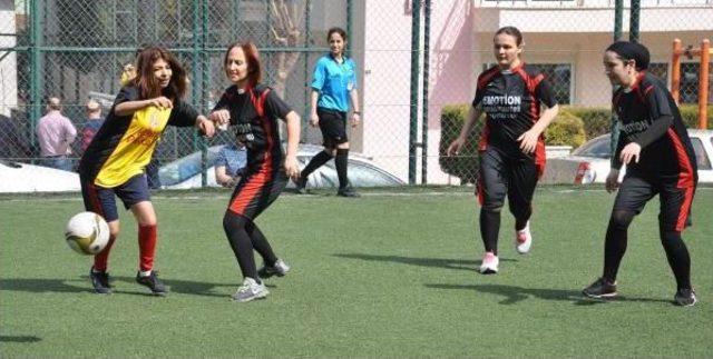 Kadınlar G&uuml;n&uuml; nde  annem Futbol Oynuyor  Etkinliği 1