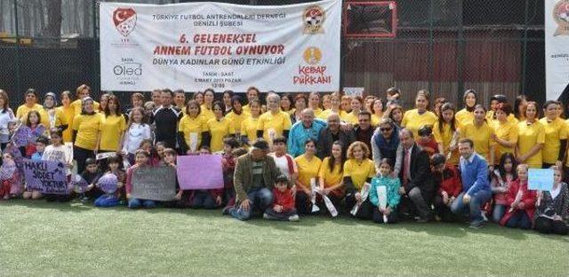 Kadınlar G&uuml;n&uuml; nde  annem Futbol Oynuyor  Etkinliği 2