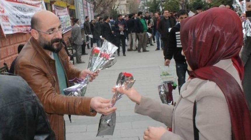 Siirt Barosu&rsquo;ndan Kadınlara Karanfil
