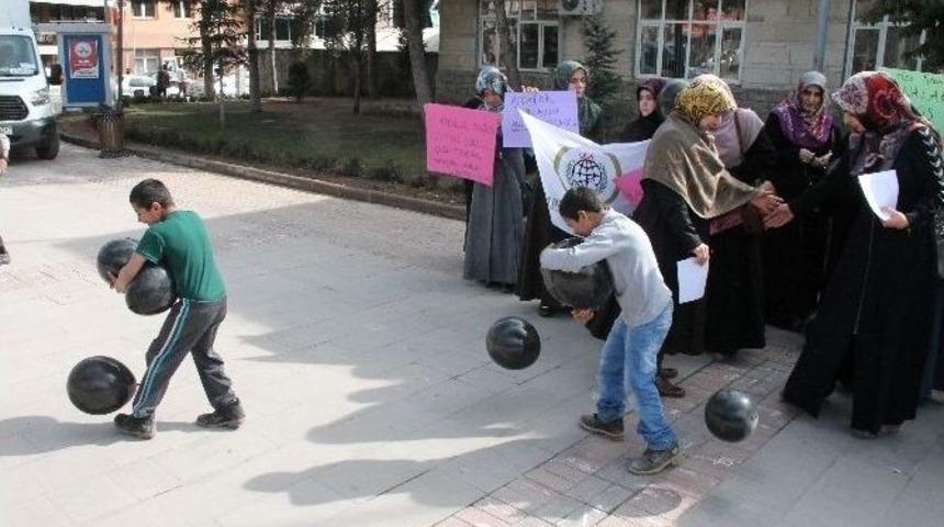 İhh Kadın Zulm&uuml;ne Dikkat &Ccedil;ekmek İ&ccedil;in Siyah Balonlarla A&ccedil;ıklama Yaptı