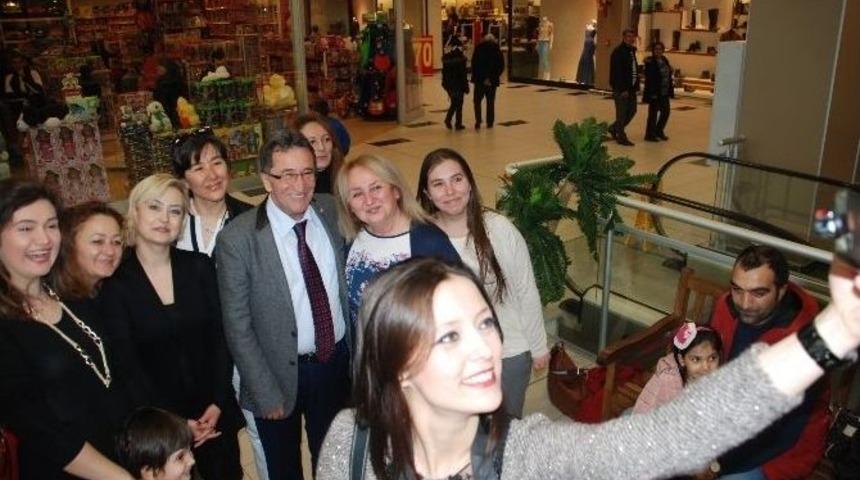 Başkan Saka&rsquo;dan Kadınlar G&uuml;n&uuml; Selfiesi