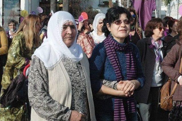 Bodrum&rsquo;da Binlerce Kadın Sokağa D&ouml;k&uuml;ld&uuml; 1
