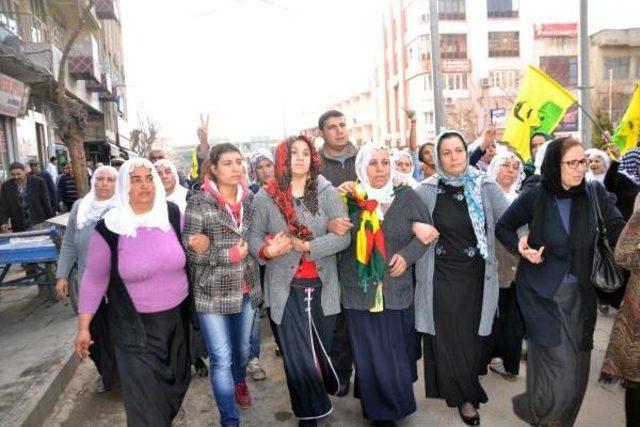 Ypj'li Kadının Cenazesini Kadınlar Taşıdı