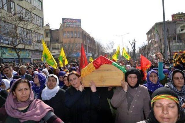 Ypj'li Kadının Cenazesini Kadınlar Taşıdı