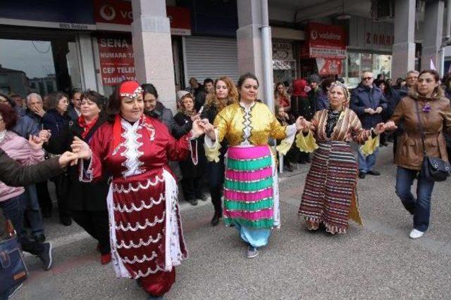 Balıkesirli Kadınlardan 8 Mart'a Renkli Kutlama