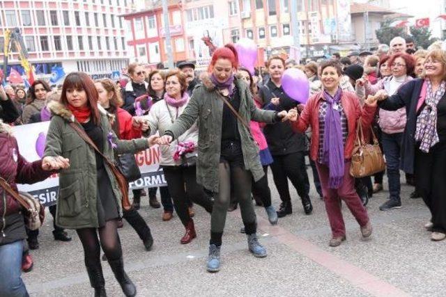 Balıkesirli Kadınlardan 8 Mart'a Renkli Kutlama