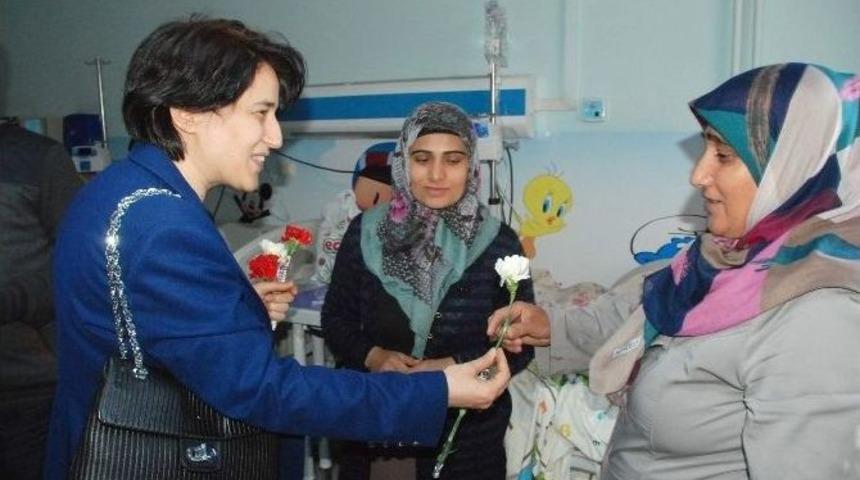 Vali Demirtaş&rsquo;ın Eşi Beyhan Demirtaş&rsquo;tan Kadınlara Karanfil