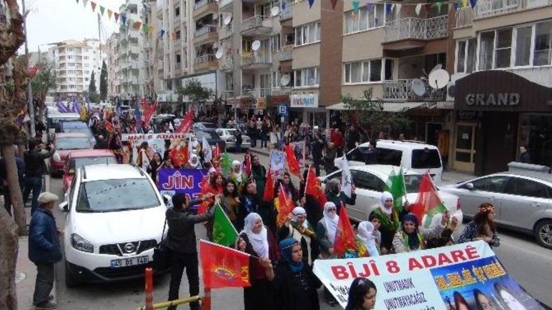 Manisalı Kadınlar Şiddete Karşı Omuz Omuza Y&uuml;r&uuml;d&uuml;