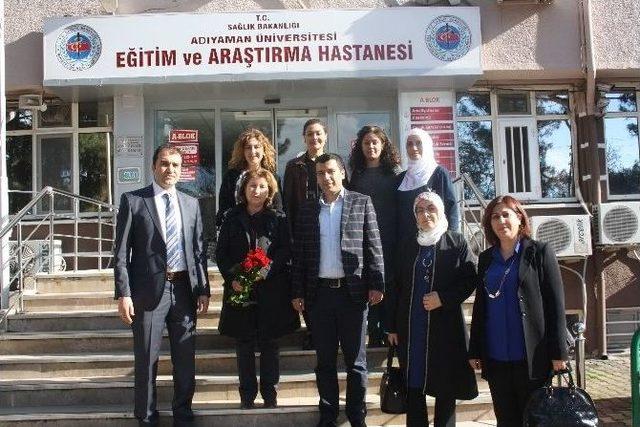 Gönüllü Anneler Hastanede Gül Dağıttı