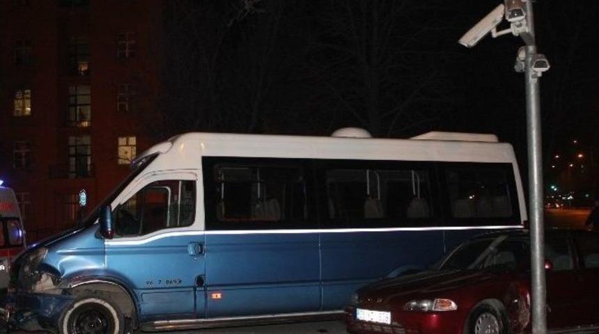 Başbakanlık Merkez Bina &Ouml;n&uuml;ndeki Kaza Polisi Alarma Ge&ccedil;irdi