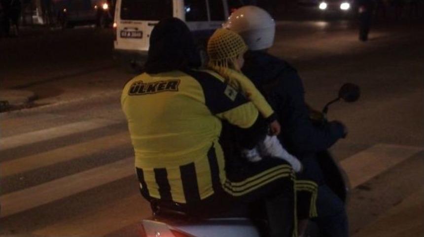 Derbi Sonrası Sevin&ccedil; G&ouml;sterileri Kazaya Neden Oldu: 4 Yaralı