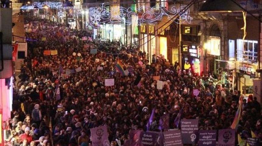 İstiklal Caddesi'nde "d&uuml;nya Kadınlar G&uuml;n&uuml;' Y&uuml;r&uuml;y&uuml;ş&uuml;...