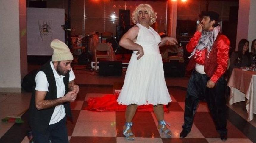 Kadınlar Pembe Panter Komedi Dans &Uuml;&ccedil;l&uuml;s&uuml; İle Eğlendi