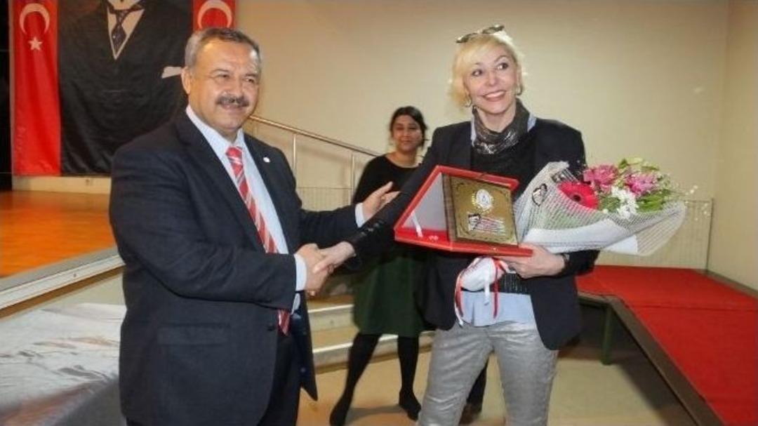 Burhaniye&rsquo;de 8 Mart D&uuml;nya Kadınlar G&uuml;n&uuml; Coşkusu