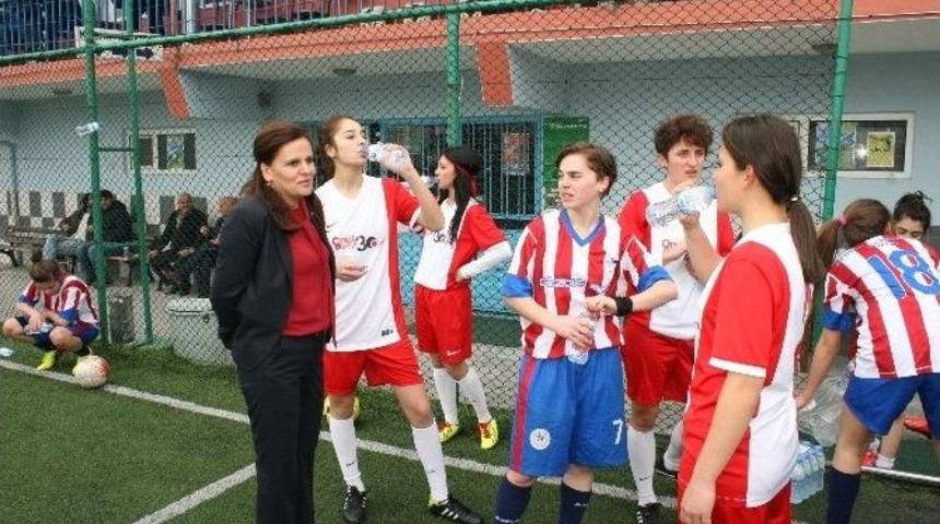 D&uuml;zceli Bayanlar Şiddete Hayır İ&ccedil;in Yeşil Sahaya &Ccedil;ıktı