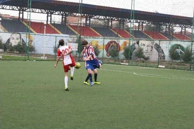 Düzceli Bayanlar Şiddete Hayır İçin Yeşil Sahaya Çıktı