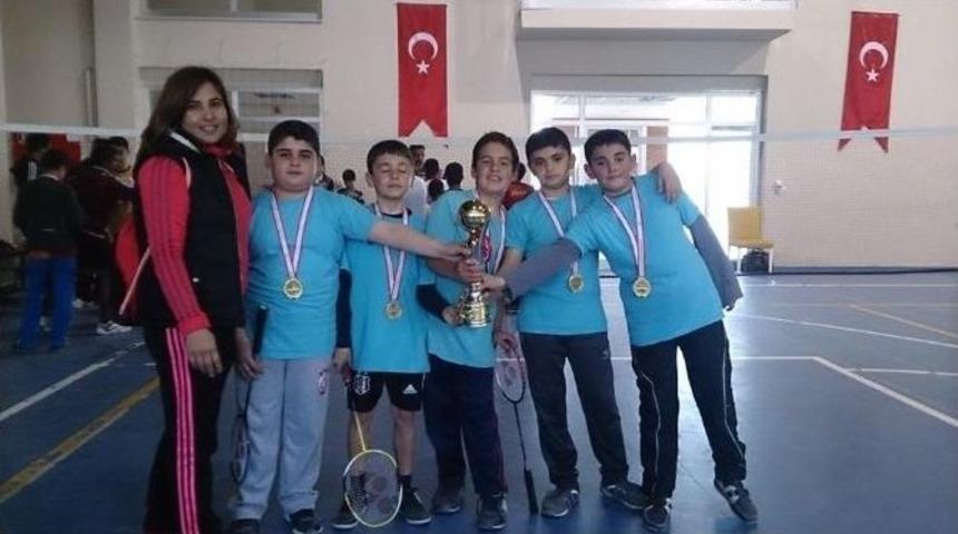 Badmintonda Şampiyon Gen&ccedil;lik Hizmetleri Spor Kul&uuml;b&uuml; Oldu