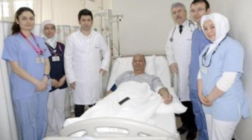 G&ouml;ğ&uuml;s Ağrısından, Kol Damarı A&ccedil;ılınca Kurtuldu