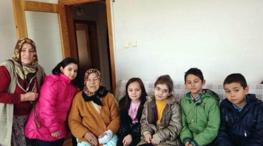 &Uuml;sk&uuml;darlı &Ouml;ğrencilerden Yaşlılara Ve Engellilere Ziyaret