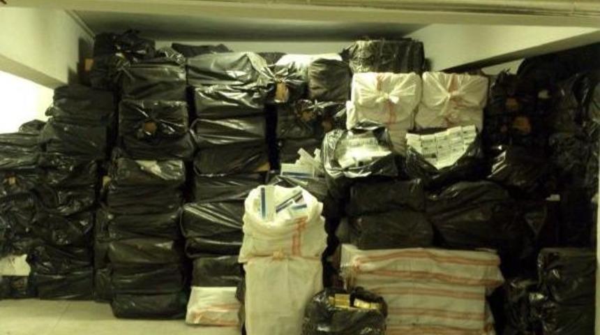İzmir'de 105 Bin Paket Ka&ccedil;ak Sigara Ele Ge&ccedil;irildi