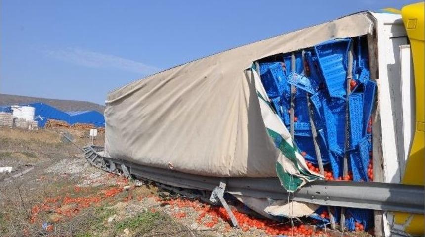 Boz&uuml;y&uuml;k&rsquo;te Sebze Y&uuml;kl&uuml; Tır Devrildi, 1 Yaralı