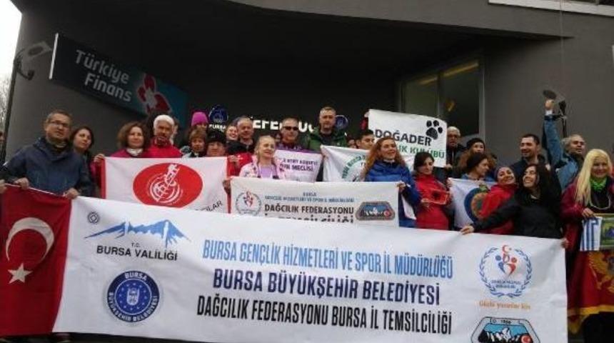 Uludağ&rsquo;In Zirvesine Tırmanarak Kadına Şiddeti Protesto Ettiler