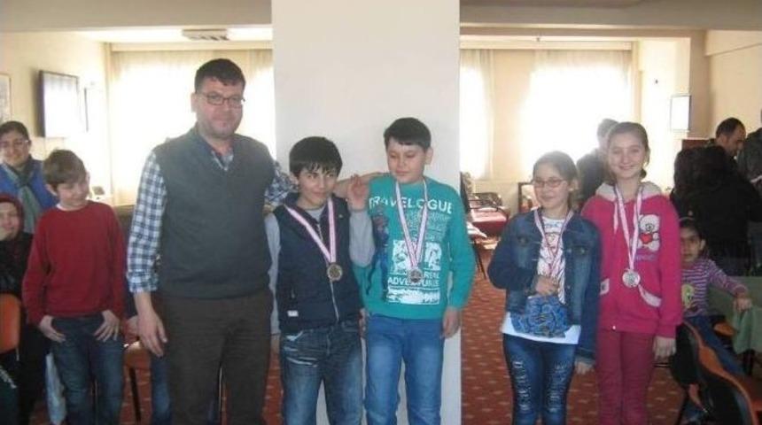 Boz&uuml;y&uuml;k&rsquo;te &Ccedil;ocuk Ligi Satran&ccedil; Turnuvası Yapıldı