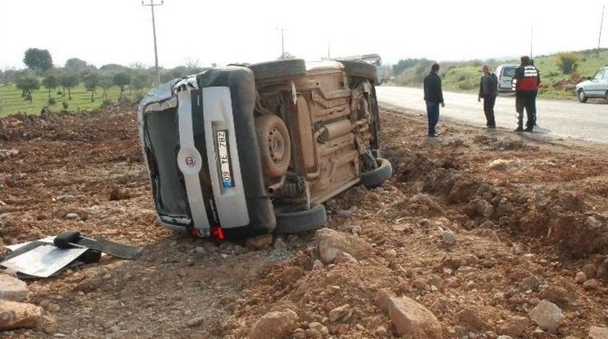 Direksiyon Hakimiyetini Kaybeden Bayan S&uuml;r&uuml;c&uuml; Yoldan &Ccedil;ıktı