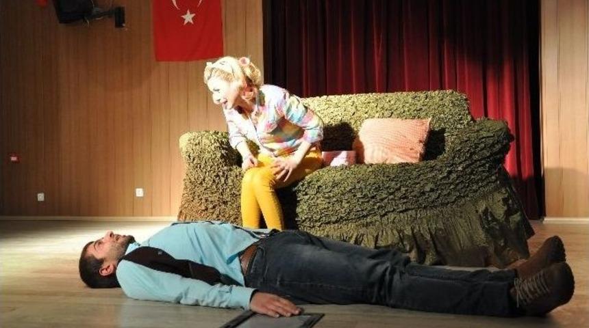Derik&rsquo;te &rsquo;aşk Kaşıntısı&rsquo; Oyunu Sahnelendi