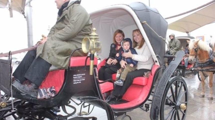 Ak Konak&rsquo;tan Kadınlara Fayton Sefası