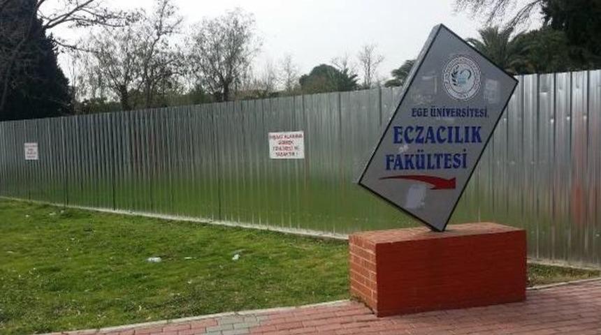 Ege &Uuml;niversitesi'ndeki Protestoların &Ouml;n&uuml;ne Ge&ccedil;mek I&ccedil;in, G&ouml;steri Alanı Sac Bariyerle Kapatıldı