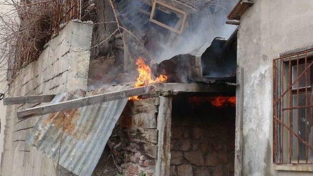 Kullanılmayan Evde Çıkan Yangın Kısa Süreli Paniğe Neden Oldu 1