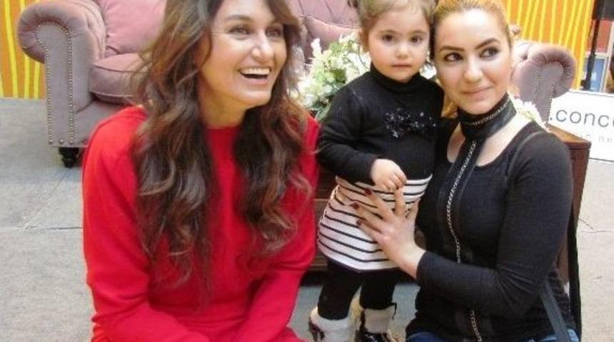 Kadınlar G&uuml;n&uuml;&rsquo;nde Cumhuriyet Kadınları Podyuma &Ccedil;ıktı