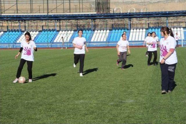 Şırnak'ta Sağlıkçı Kadınlar Futbol Maçı Oynadı