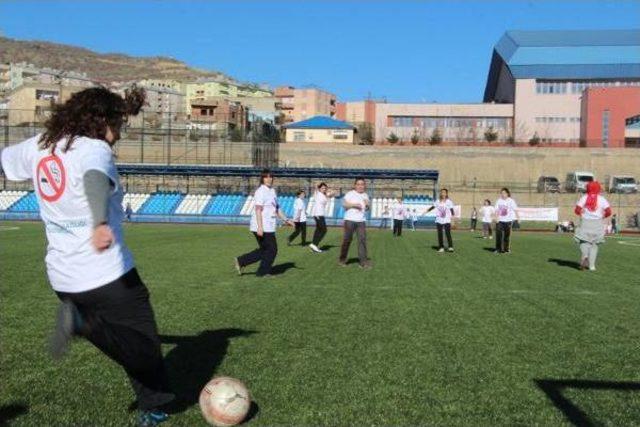 Şırnak'ta Sağlıkçı Kadınlar Futbol Maçı Oynadı