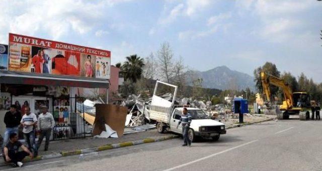 Akşam Plaket Verildi, Sabah Işyeri Yıkıldı