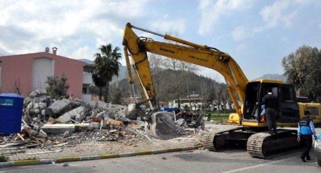 Akşam Plaket Verildi, Sabah Işyeri Yıkıldı