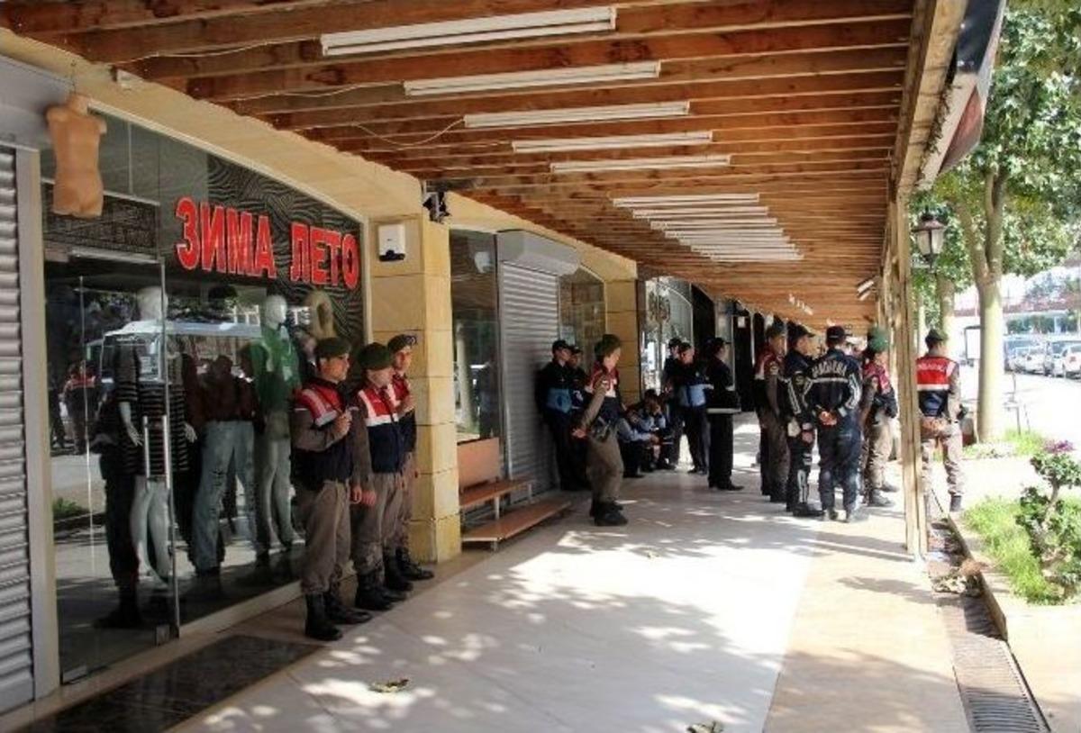 5 Yıldızlı Otel Altında D&uuml;kkanlarda Tebligat Gerginliği