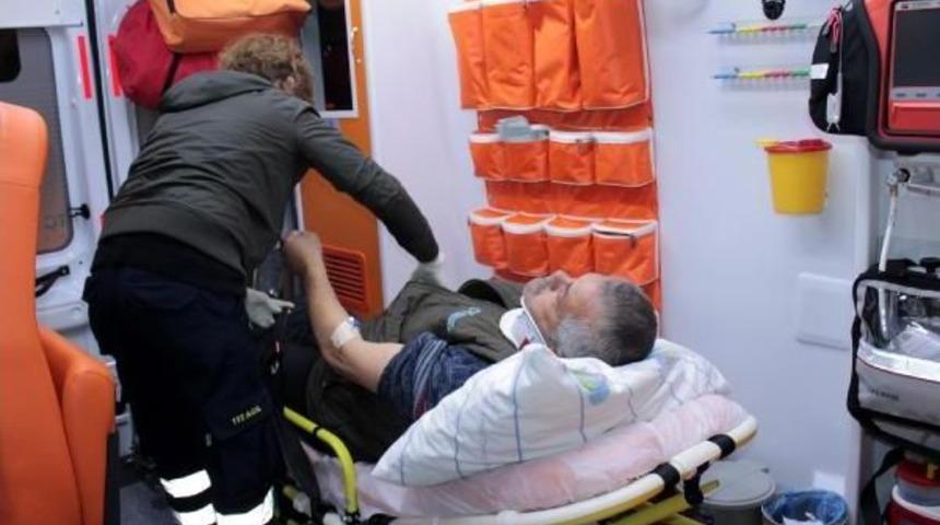 İki Otomobil &Ccedil;arpıştı: 2 Yaralı