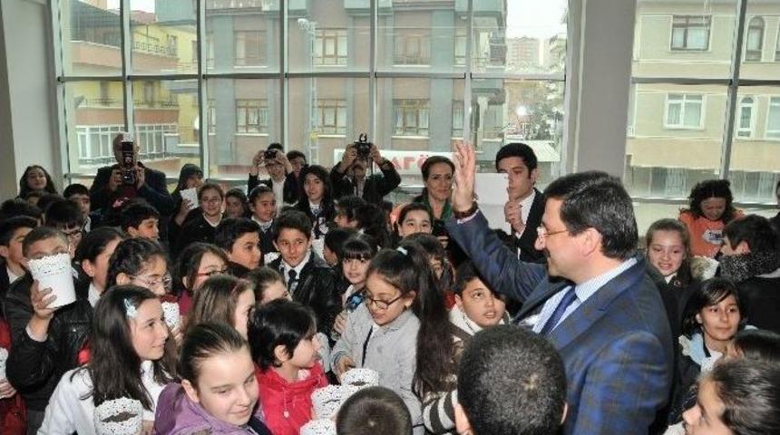 Başkan Ak, &Ccedil;ocuklarla Birlikte Tohum Ekti