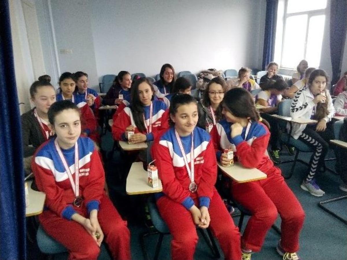 Voleybol İl Şampiyonu Kızlardan Kurum Ziyaretleri